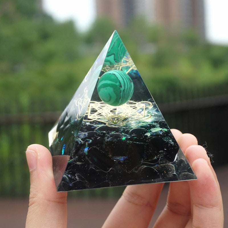 Pirâmide Orgonite - Esfera de cristal Malaquita