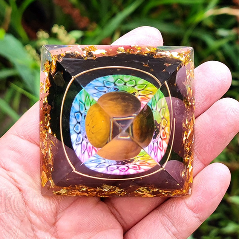 Pirâmide Orgonite da Meditação 7 Chakras