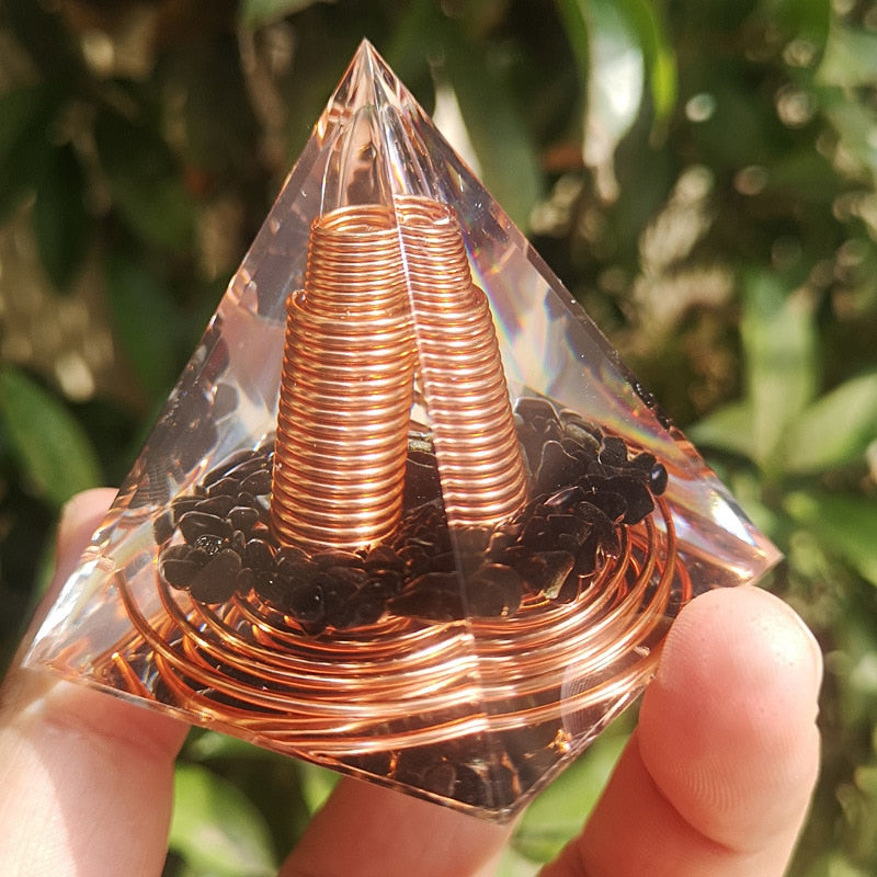 Pirâmide Orgonite com Obsidiana Negra e Fios de Cobre - Escudo energético para proteção de ambientes