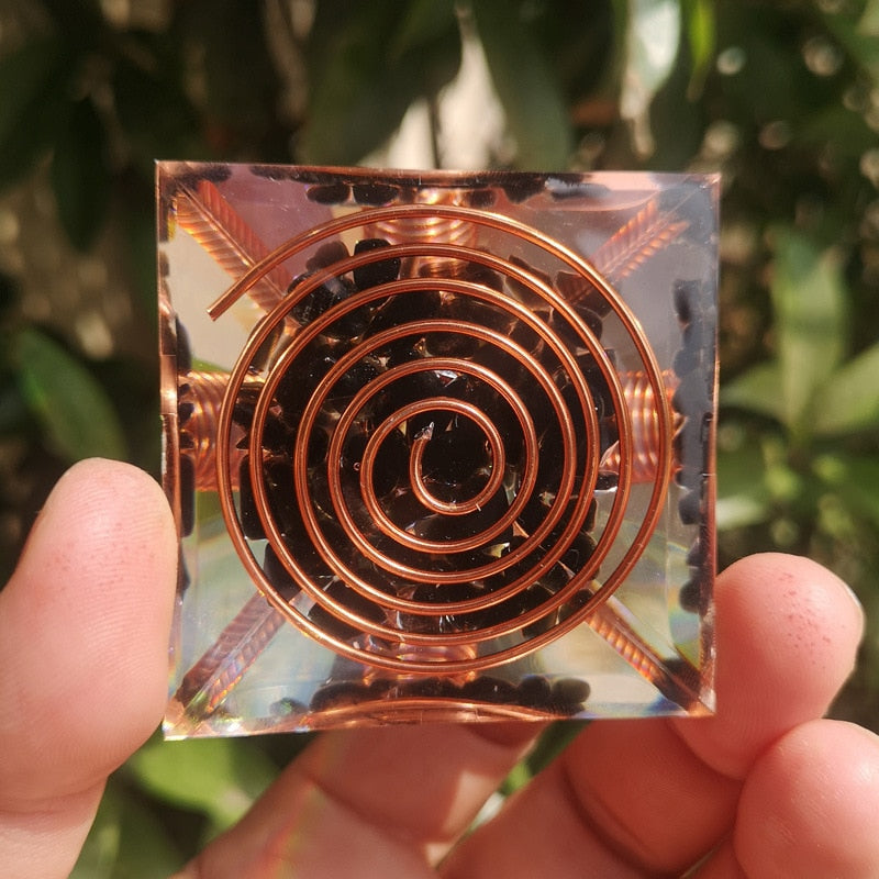 Pirâmide Orgonite com Obsidiana Negra e Fios de Cobre - Escudo energético para proteção de ambientes