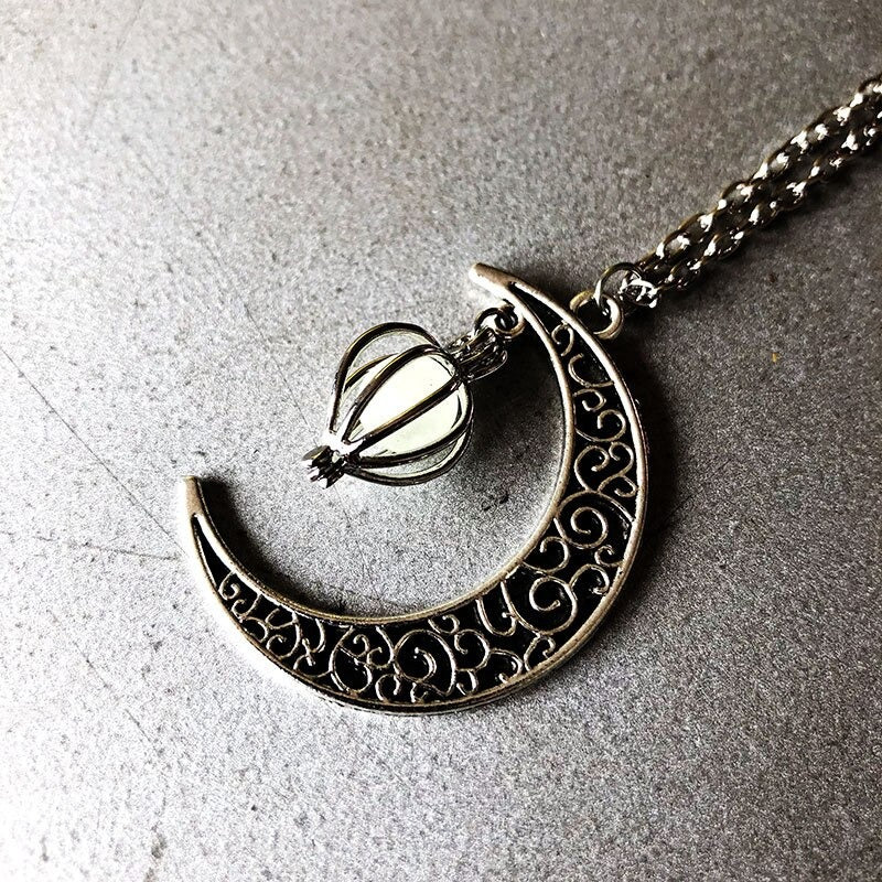 Colar Pingente Lua Iluminada - Brilha no Escuro