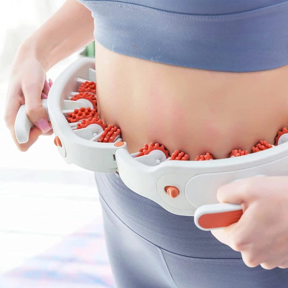 Mulher usando o Drena Roller na região abdominal para estimular a drenagem linfática e reduzir o inchaço