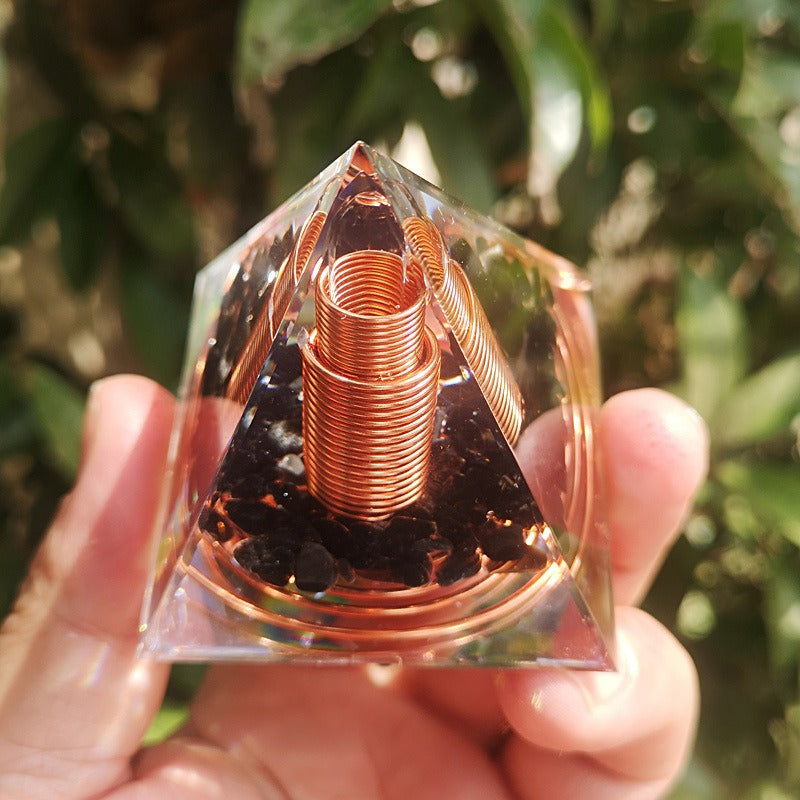 Pirâmide Orgonite com Obsidiana Negra e Fios de Cobre - Escudo energético para proteção de ambientes