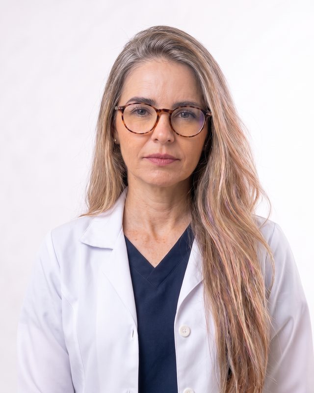 Profissional de estética, de jaleco branco